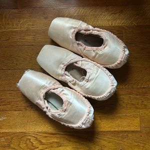 Dead pointe shoes for crafting